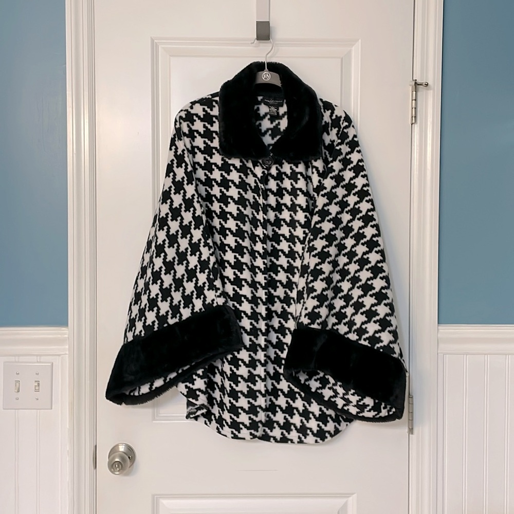 Jennifer Lauren Fuzzy Houndstooth Cape w/button closure & wide sleeves One Size